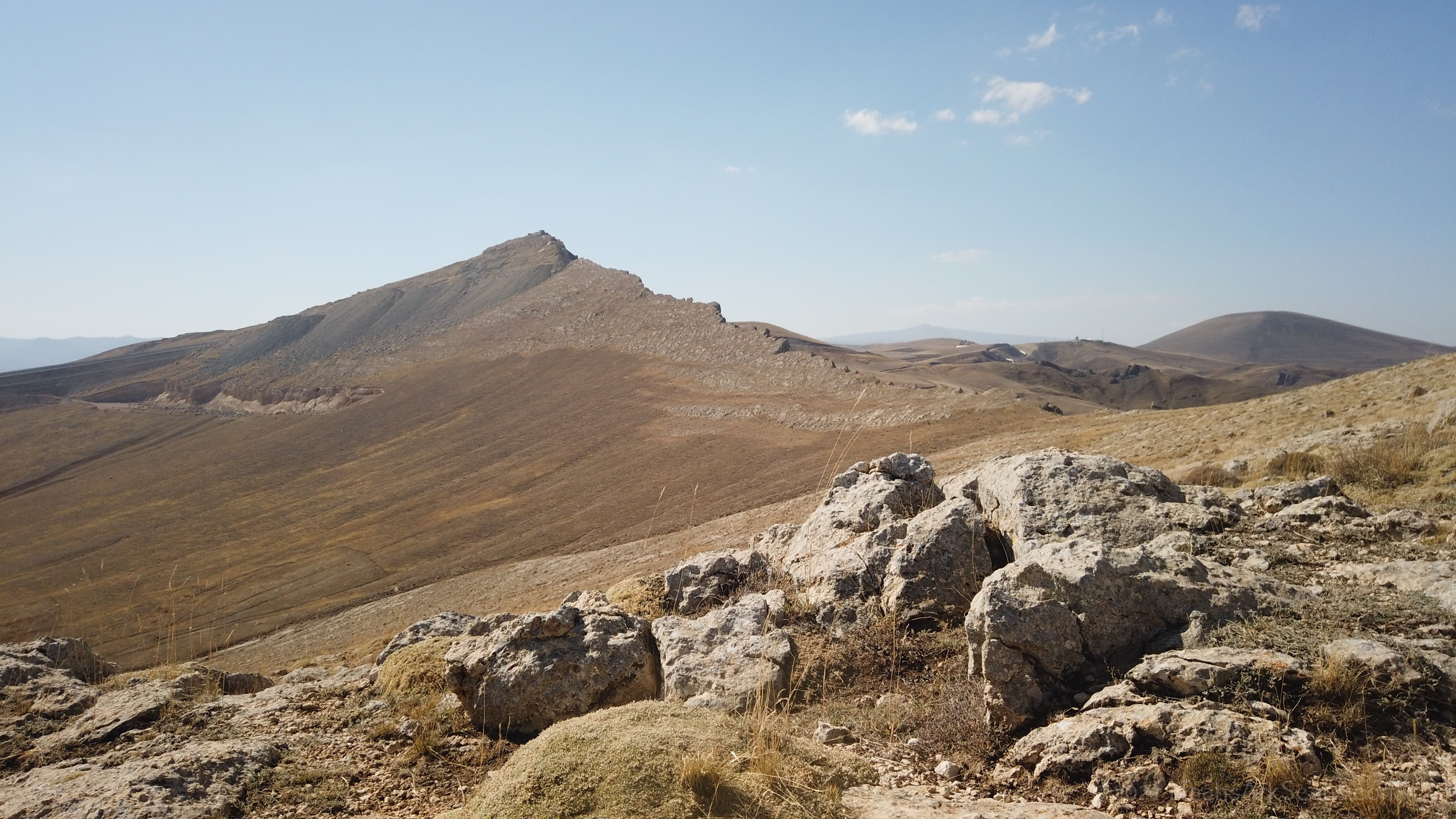 Drone view of the formation in landscape context
